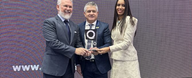Enzo Odoguardi, Alejandro Mota y Annie Odoguardi, durante la entrega del reconocimiento.